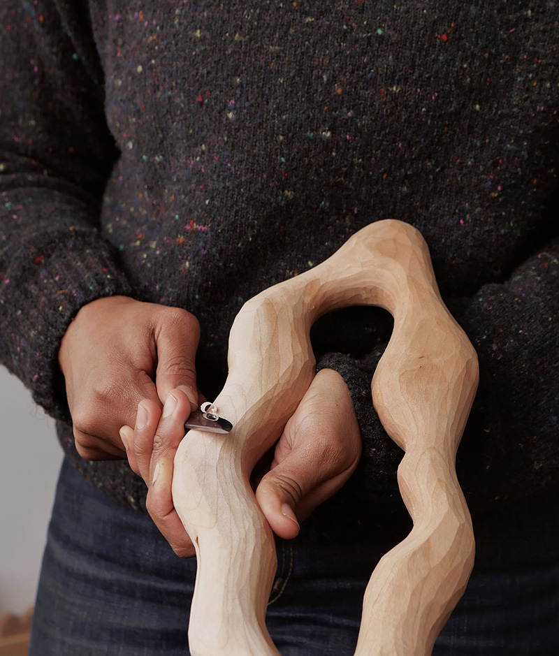  En kvinna spaltar trä